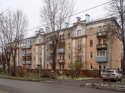 Окнам в подъезде 29-квартирного дома на Советской вернут исторический облик